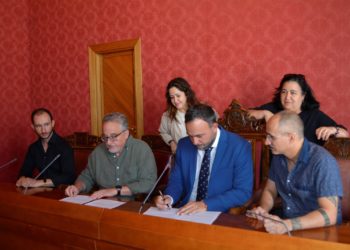 El Ayuntamiento de Tomelloso y el Barrio de San Juan firman un convenio que permitirá municipalizar sus viales