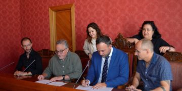 El Ayuntamiento de Tomelloso y el Barrio de San Juan firman un convenio que permitirá municipalizar sus viales