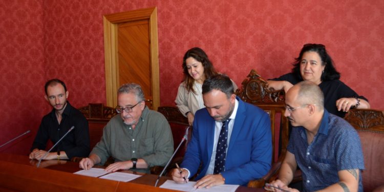 El Ayuntamiento de Tomelloso y el Barrio de San Juan firman un convenio que permitirá municipalizar sus viales