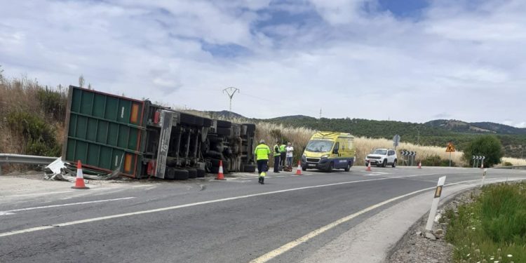 Vuelca un camión tras un accidente en la N-430, una de las carreteras con mayor siniestralidad de Ciudad Real