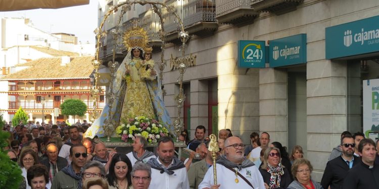 Cientos de devotos acompañan a la Virgen de las Viñas en su tradicional traslado desde Tomelloso al Santuario de Pinilla