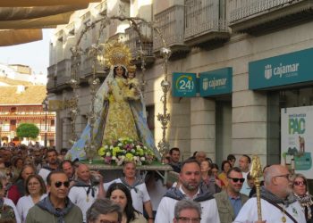 Cientos de devotos acompañan a la Virgen de las Viñas en su tradicional traslado desde Tomelloso al Santuario de Pinilla