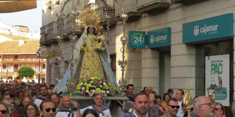 Cientos de devotos acompañan a la Virgen de las Viñas en su tradicional traslado desde Tomelloso al Santuario de Pinilla
