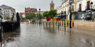 Una intensa tromba de agua provoca varios avisos por pequeñas inundaciones en distintas zonas de Tomelloso