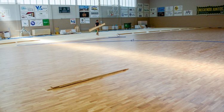 El pabellón San José estrena pavimento de madera para mejorar sus instalaciones deportivas