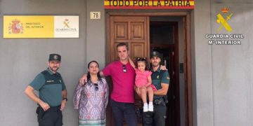 Dos agentes de la Guardia Civil de Villarrobledo salvan a una niña de 3 años que se había atragantado con una uva