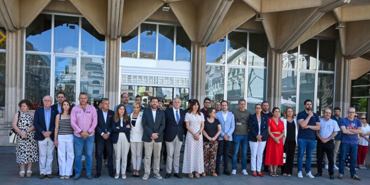 Los tres grupos de la Corporación provincial representados en el minuto de silencio por los asesinatos de una madre y dos hijos en Las Pedroñeras