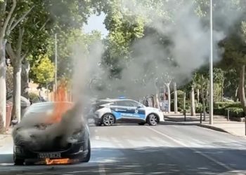 Las altas temperaturas podrían estar detrás del incendio de un vehículo cuando se encontraba parado en un semáforo en Ciudad Real