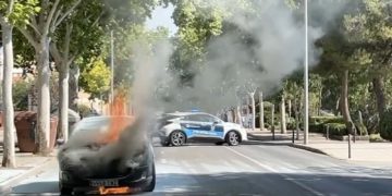 Las altas temperaturas podrían estar detrás del incendio de un vehículo cuando se encontraba parado en un semáforo en Ciudad Real
