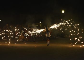 Arranca la celebración del Barrio del Carmen de Tomelloso con el emotivo pregón de Enrique Sánchez y el tradicional Toro de Fuego