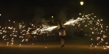 Arranca la celebración del Barrio del Carmen de Tomelloso con el emotivo pregón de Enrique Sánchez y el tradicional Toro de Fuego