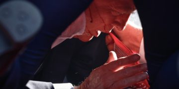 Intentan asesinar a tiros a Donald Trump, ex presidente de Estados Unidos, durante un mitin de campaña en el estado de Pensilvania