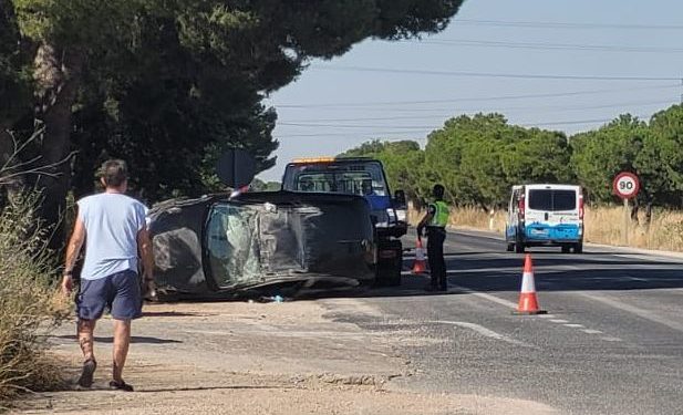 Vuelca un vehículo después de colisionar con otro y salirse de la carretera N-310 que une Tomelloso con Argamasilla de Alba