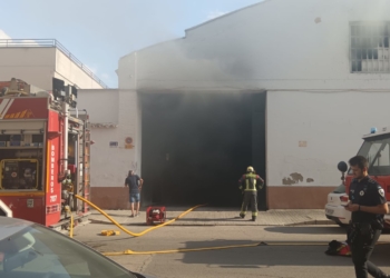 Aparatoso incendio en una nave de maquinaria agrícola de la Calle Ávila de Tomelloso, cuyo origen podrían ser las altas temperaturas