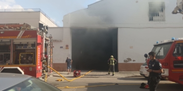 Aparatoso incendio en una nave de maquinaria agrícola de la Calle Ávila de Tomelloso, cuyo origen podrían ser las altas temperaturas