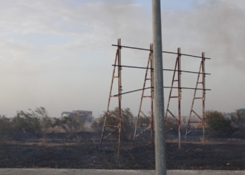 Extinguido el incendio en la zona de maleza anexa a los Cines La Dehesa y frente al Club Polideportivo Codetosa de Tomelloso