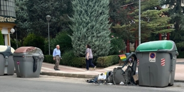 Arde un contenedor en el Paseo San Isidro de Tomelloso, aparentemente debido a un nuevo acto vandálico
