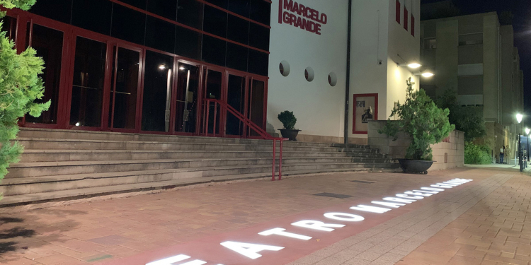 Inaugurada la nueva iluminación ornamental situada a las puertas del Teatro Municipal Marcelo Grande y de la Ciudad Deportiva de Tomelloso
