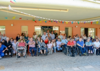 Javier Navarro visita la Fundación Elder para felicitar la Feria y Fiestas 2024 a sus residentes