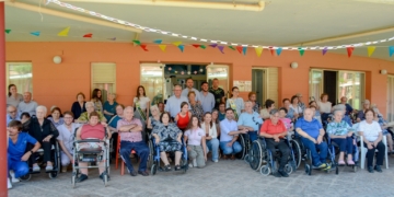 Javier Navarro visita la Fundación Elder para felicitar la Feria y Fiestas 2024 a sus residentes