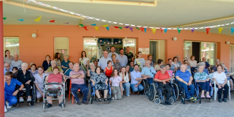 Javier Navarro visita la Fundación Elder para felicitar la Feria y Fiestas 2024 a sus residentes