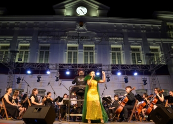 La Plaza de España se llena de público con el tributo a Isabel Pantoja y Manolo Escobar de la Unión Musical Ciudad de Tomelloso 