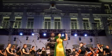 La Plaza de España se llena de público con el tributo a Isabel Pantoja y Manolo Escobar de la Unión Musical Ciudad de Tomelloso 
