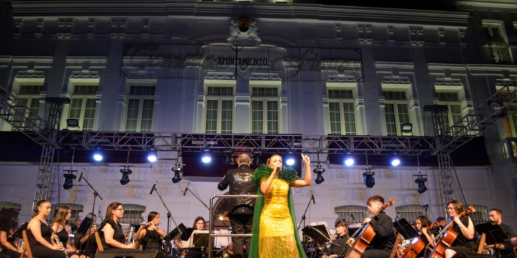 La Plaza de España se llena de público con el tributo a Isabel Pantoja y Manolo Escobar de la Unión Musical Ciudad de Tomelloso