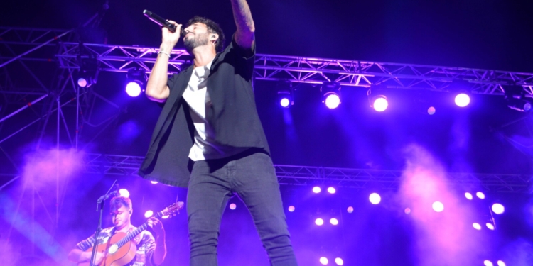 Antoñito Molina emociona a más de 1.500 personas en el Estadio Paco Gálvez de Tomelloso en su concierto de Feria y Fiestas