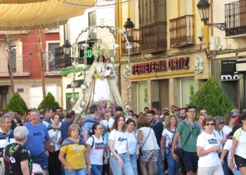 Más de mil personas acompañan a la Virgen de las Viñas en su traslado del Santuario de Pinilla a Tomelloso para la Feria y Fiestas 2024
