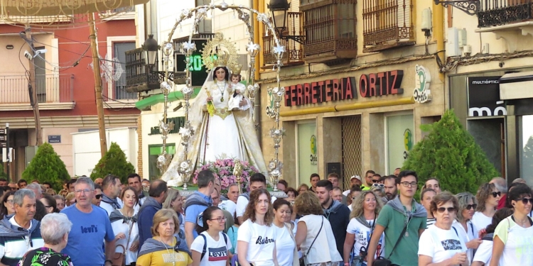 Más de mil personas acompañan a la Virgen de las Viñas en su traslado del Santuario de Pinilla a Tomelloso para la Feria y Fiestas 2024