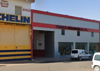 Un incendio en un taller mecánico de Argamasilla de Alba calcina 13 vehículos, entre ellos 3 tractores