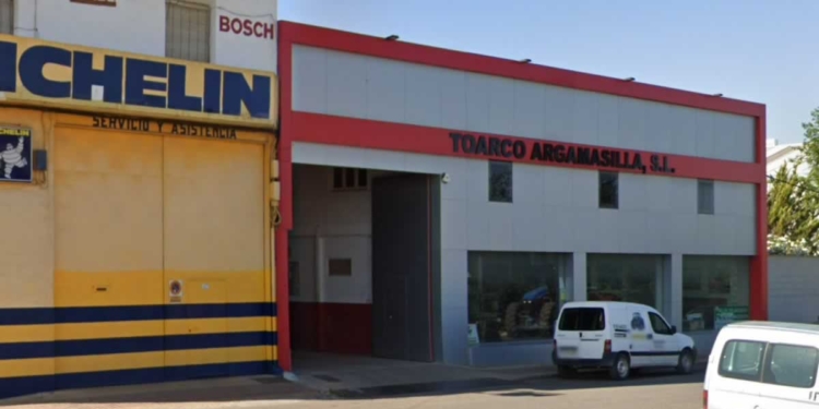 Un incendio en un taller mecánico de Argamasilla de Alba calcina 13 vehículos, entre ellos 3 tractores