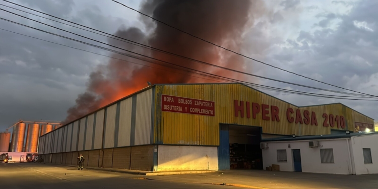 Se produce un incendio en la nave del bazar chino «Hiper Casa 2010» situado en la carretera que une Tomelloso con Socuéllamos