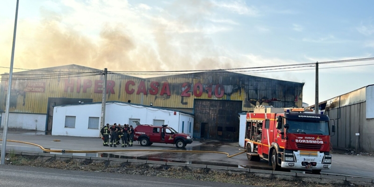 Controlado el incendio que ha calcinado la nave del bazar chino «Hiper Casa 2010» situado en la carretera de Tomelloso a Socuéllamos