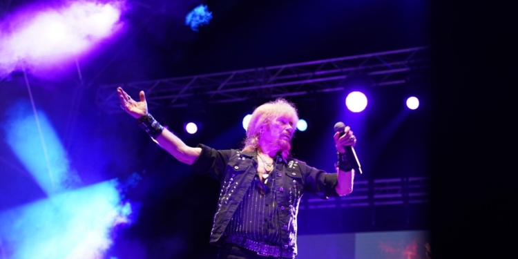 El rock andaluz de Medina Azahara reúne a 1.500 personas en el Estadio Municipal Paco Gálvez como preludio de la Feria y Fiestas de Tomelloso
