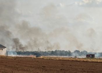 Se produce un incendio en una zona de pastos y rastrojos situada detrás de la Avenida Juan Carlos I de Tomelloso