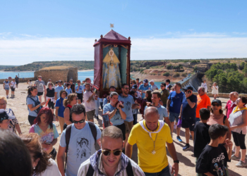 La Virgen de Peñarroya luce vestiduras restauradas por la Real Fábrica de Tapices en su romería