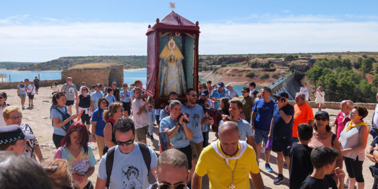 La Virgen de Peñarroya luce vestiduras restauradas por la Real Fábrica de Tapices en su romería