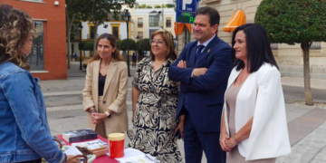 Miguel Ángel Valverde hace entrega a la Asociación de Familiares de Enfermos de Alzheimer de la colaboración de la Diputación de Ciudad Real