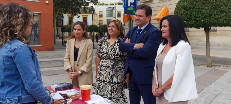 Miguel Ángel Valverde hace entrega a la Asociación de Familiares de Enfermos de Alzheimer de la colaboración de la Diputación de Ciudad Real