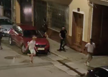 El vídeo de la pelea en plena Calle Campo de Tomelloso que ha terminado con un hombre de 35 años herido por arma blanca