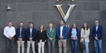 Avanza la campaña de la vendimia en la Cooperativa Virgen de las Viñas, que recibe la visita del alcalde de Tomelloso, Javier Navarro