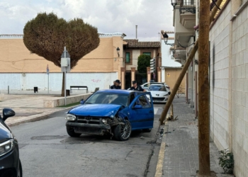 Se empotra con su vehículo contra un poste de la luz y lo arranca de cuajo en la Plaza del Mercado de Tomelloso