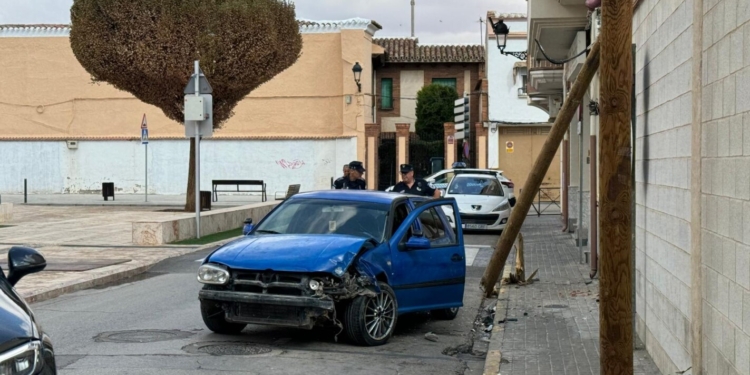 Se empotra con su vehículo contra un poste de la luz y lo arranca de cuajo en la Plaza del Mercado de Tomelloso