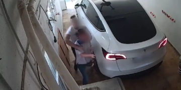 El vídeo de la brutal agresión a una mujer durante un robo en el garaje de su vivienda en Seseña