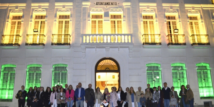 El Ayuntamiento de Tomelloso ilumina su fachada de verde y amarillo con motivo del Día Mundial de la Salud Mental