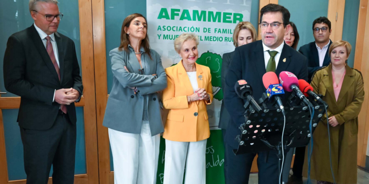El presidente de la Diputación rechaza que el aeropuerto de Ciudad Real se convierta en un “acopiadero de inmigrantes indigno para cualquier ser humano”