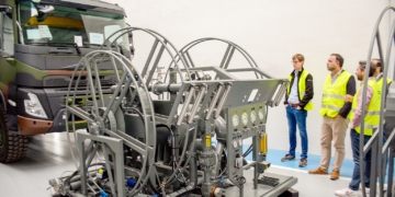 Javier Navarro visita ELS, líder mundial en fabricación de carrocerías para uso militar y comercial