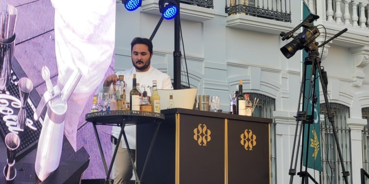 Fran González destaca por segundo año consecutivo en Tomelloso Sabor con cócteles elaborados con vinos de la localidad
